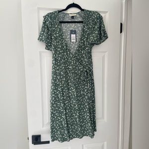 Green Floral Universal Threads Dress. SZ M. NWT